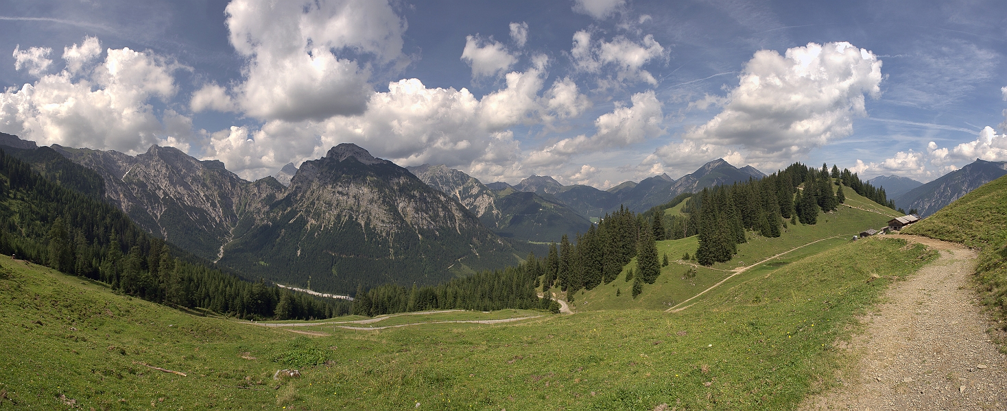 DSC_9025_29.jpg - Panorama aus fünf Aufnahmen - rechts die Bärenbadalm